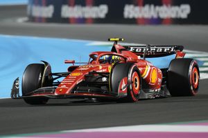 Este es el auto Ferrari que conduce  Oliver Bearman para el Gran Premio de Arabia Saudita este sábado.  (Foto: AP /Darko Bandic)