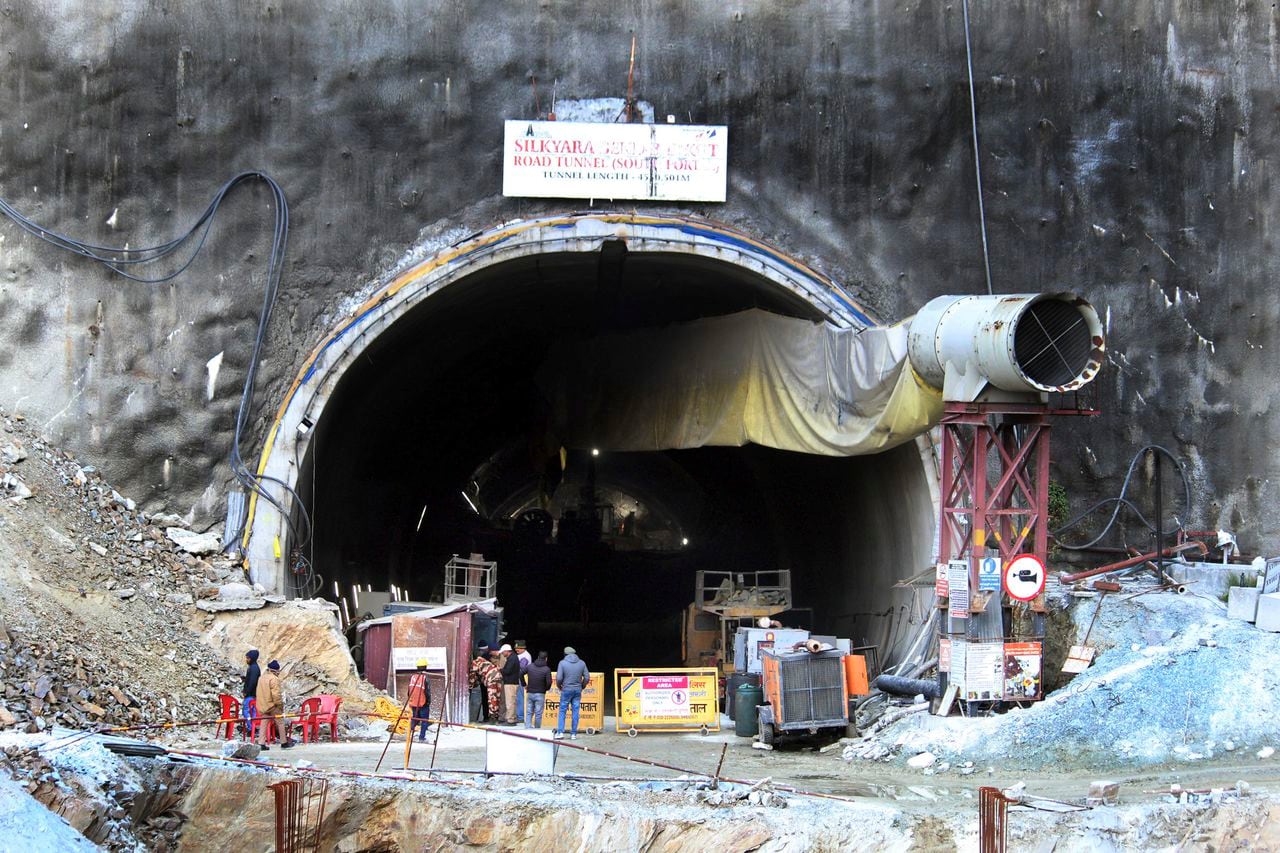 Las autoridades dijeron que los esfuerzos para llegar a los trabajadores desde el túnel seguirían en marcha.