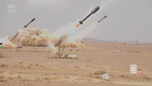 Se lanzan proyectiles durante una maniobra militar cerca de Sanaa, Yemen, el 30 de octubre de 2023.