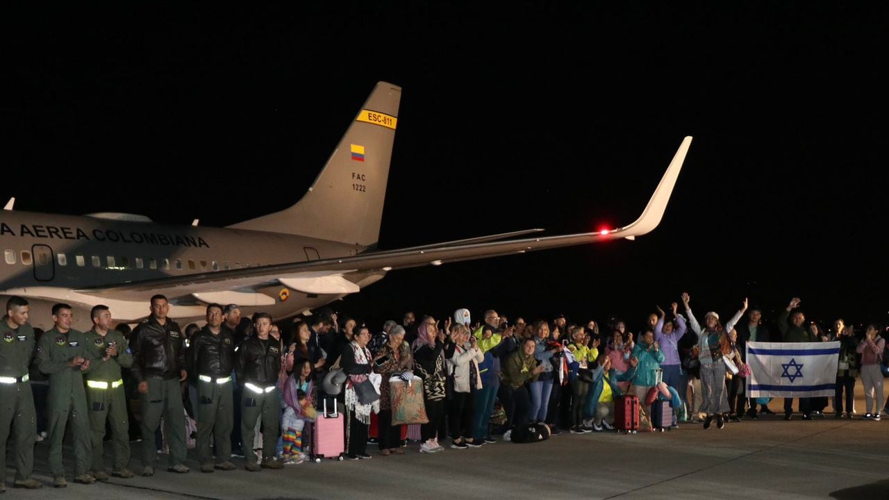 Así fue la llegada de los 110 colombianos a Bogotá, en el primer vuelo de repatriación hecho por la FAC.