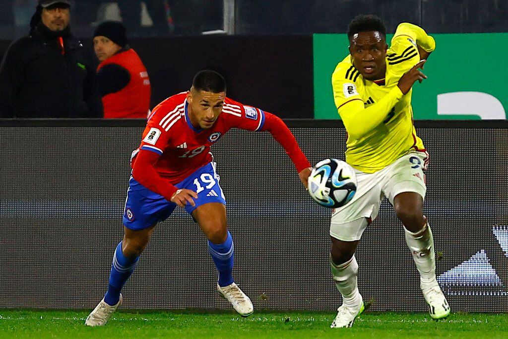 SANTIAGO, CHILE - SEPTEMBER 12: Juan Delgado of Chile battles for possession with Luis Sinisterra of Colombia during a FIFA World Cup 2026 Qualifier match between Chile and Colombia at Estadio Monumental David Arellano on September 12, 2023 in Santiago, Chile. (Photo by Marcelo Hernandez/Getty Images)