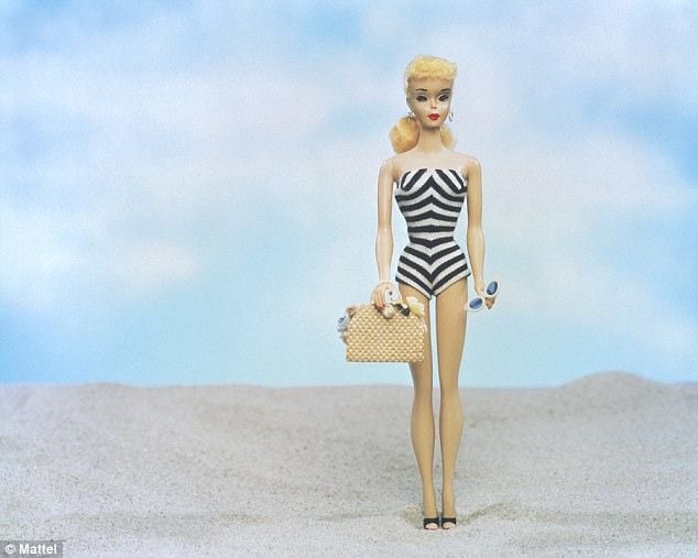 La Barbie original (1959), en subasta tiene un valor de  27,450 dólares. El primer modelo de esta se vendió originalmente por 3 dólares.