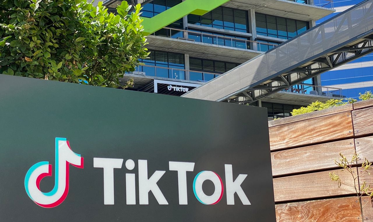 TikTok habilitará compras directamente sobre su plataforma. (Photo by Lionel BONAVENTURE / AFP)