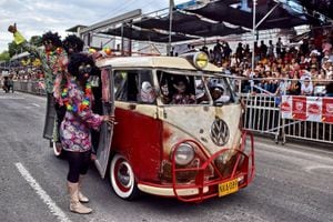 Los caleños aprovecharon para sacar su auto clásico y antiguo para que hiciera parte del desfile de la Feria de Cali 2018.