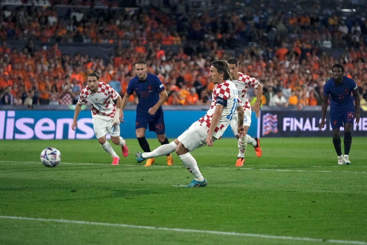 El croata Luka Modric anotó el cuarto gol de penal contra Holanda durante el partido de semifinales de la Liga de las Naciones entre Países Bajos y Croacia en el estadio De Kuip en Róterdam, Países Bajos, el miércoles 14 de junio de 2023. (Foto AP/Patrick Post)