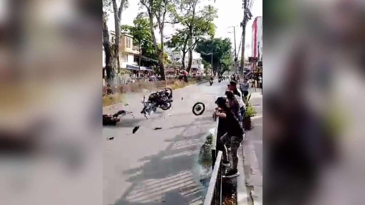 Los choques fueron aparatosos y dejaron un motociclista muerto.