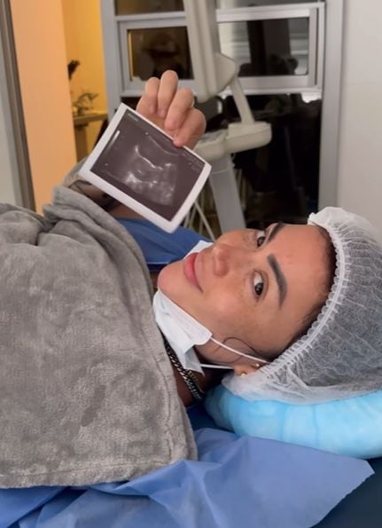 Epa Colombia confirmó su embarazo con un video junto a su novia.