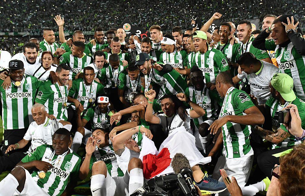 MEDELLIN, COLOMBIA - JULY 27: Players of Nacional celebrate as champions of the Copa Libertadores 2016 after a second leg final match between Atletico Nacional and Independiente del Valle as part of Copa Bridgestone Libertadores 2016 at Atanasio Girardot Stadium on July 27, 2016 in Medellin, Colombia. (Photo by Gabriel Aponte/LatinContent via Getty Images)
