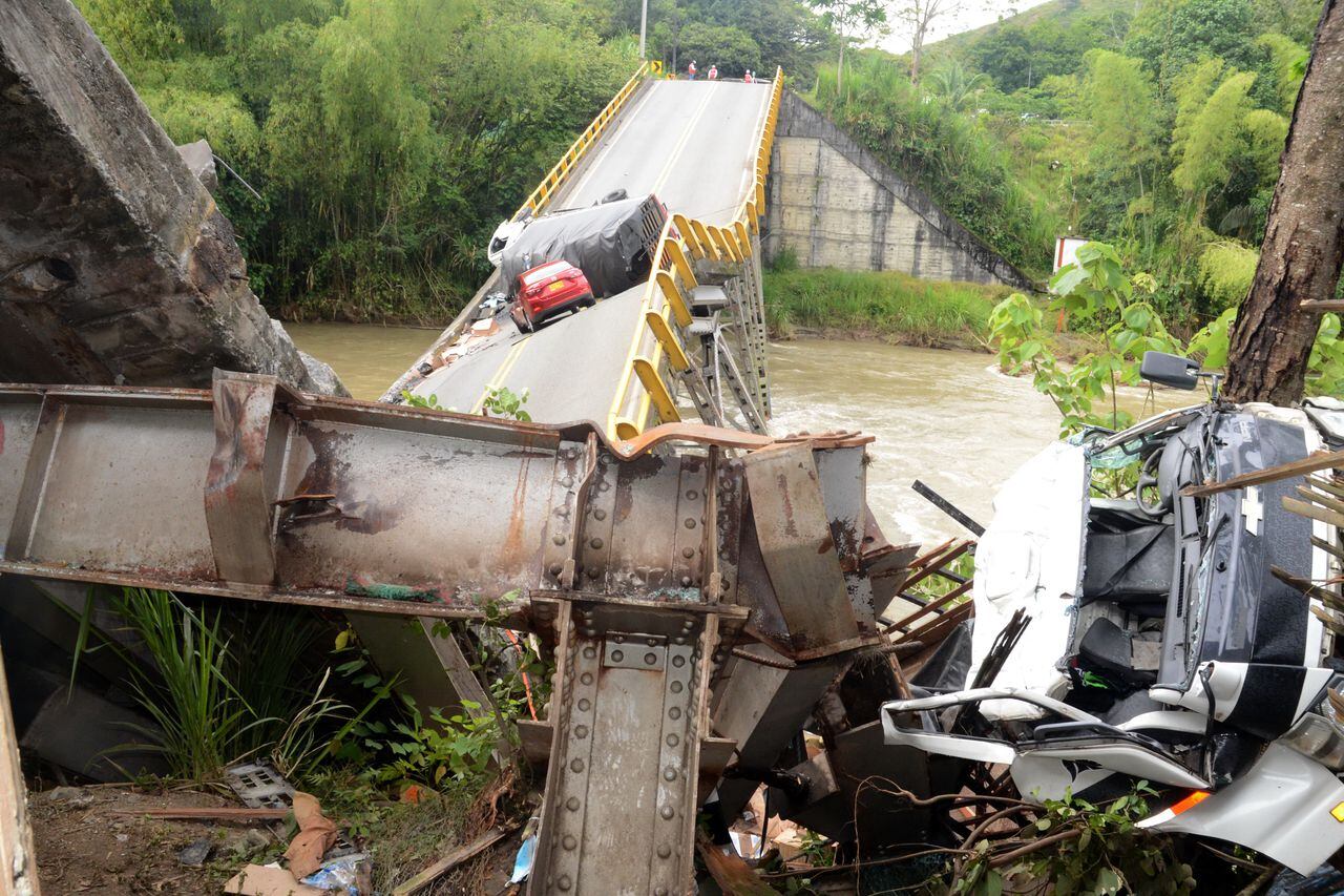 Caída del puente del Alambrado sobre el río la Vieja en los límites entre los departamentos del Valle del Cauca y Quindío.