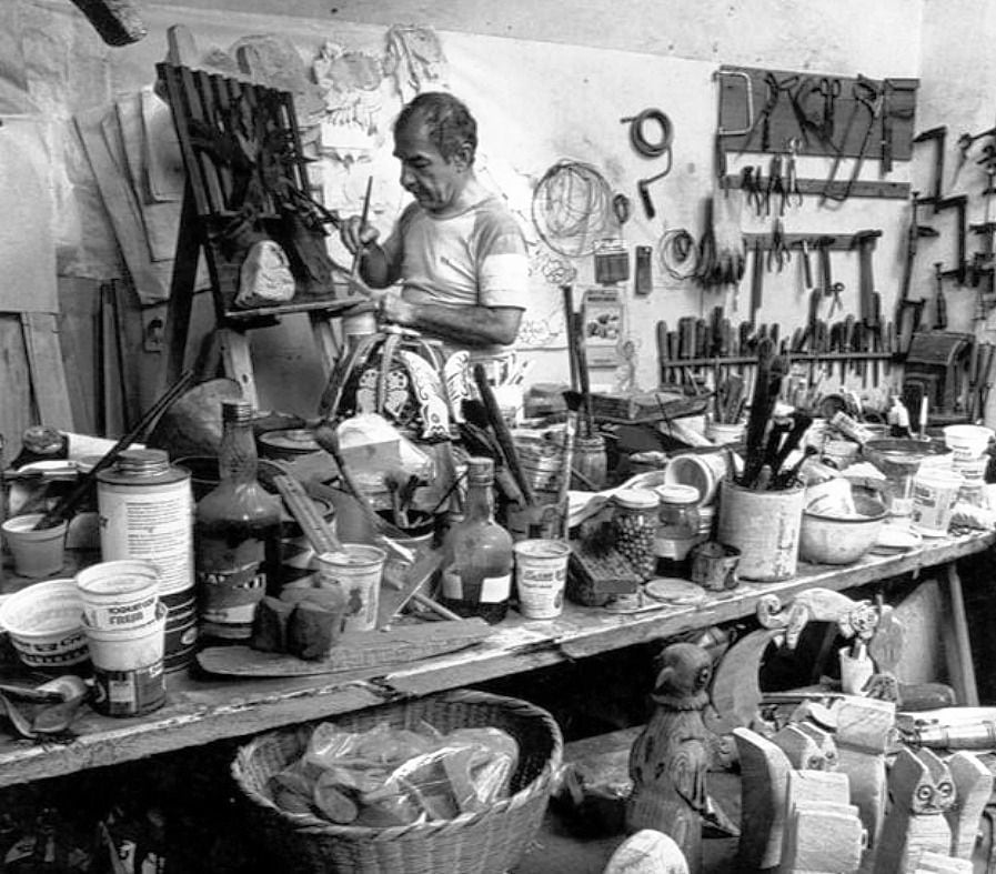 Hernando Tejada en su taller. Tenía un horario de oficina para trabajar. Era reconocido como un artista responsable y entregado al oficio.