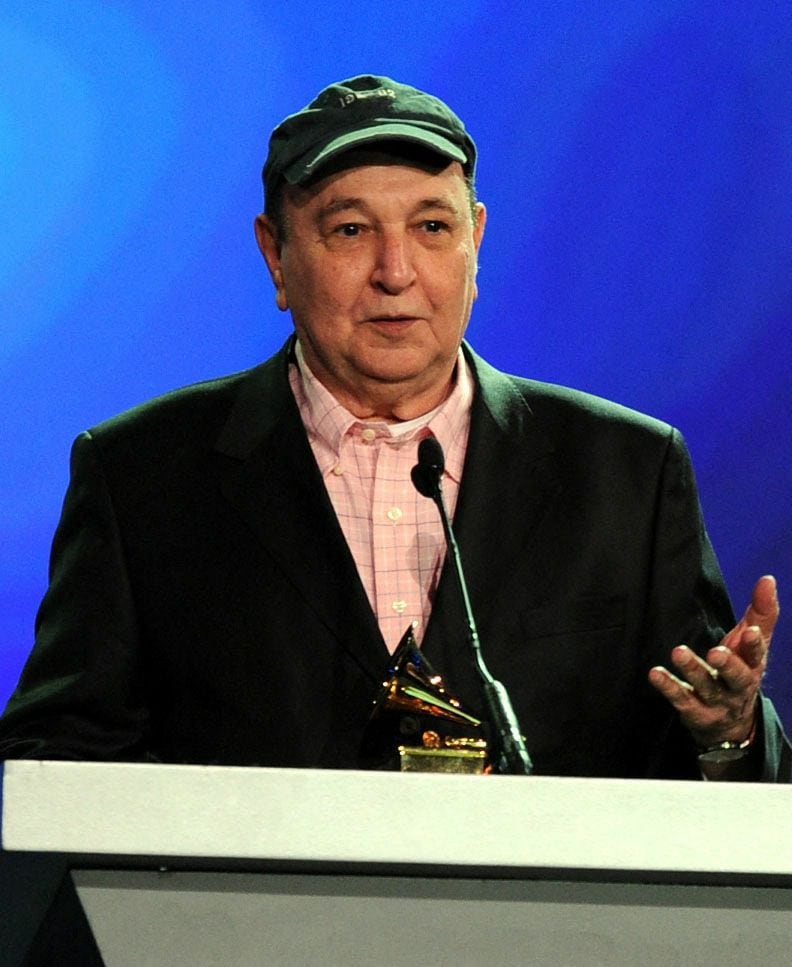 El músico Joao Donato acepta el premio al Mejor Álbum de Jazz Latino en el escenario durante la pretransmisión de la 11ª entrega anual del Latin GRAMMY en el Mandalay Bay Events Center el 11 de noviembre de 2010 en Las Vegas, Nevada.