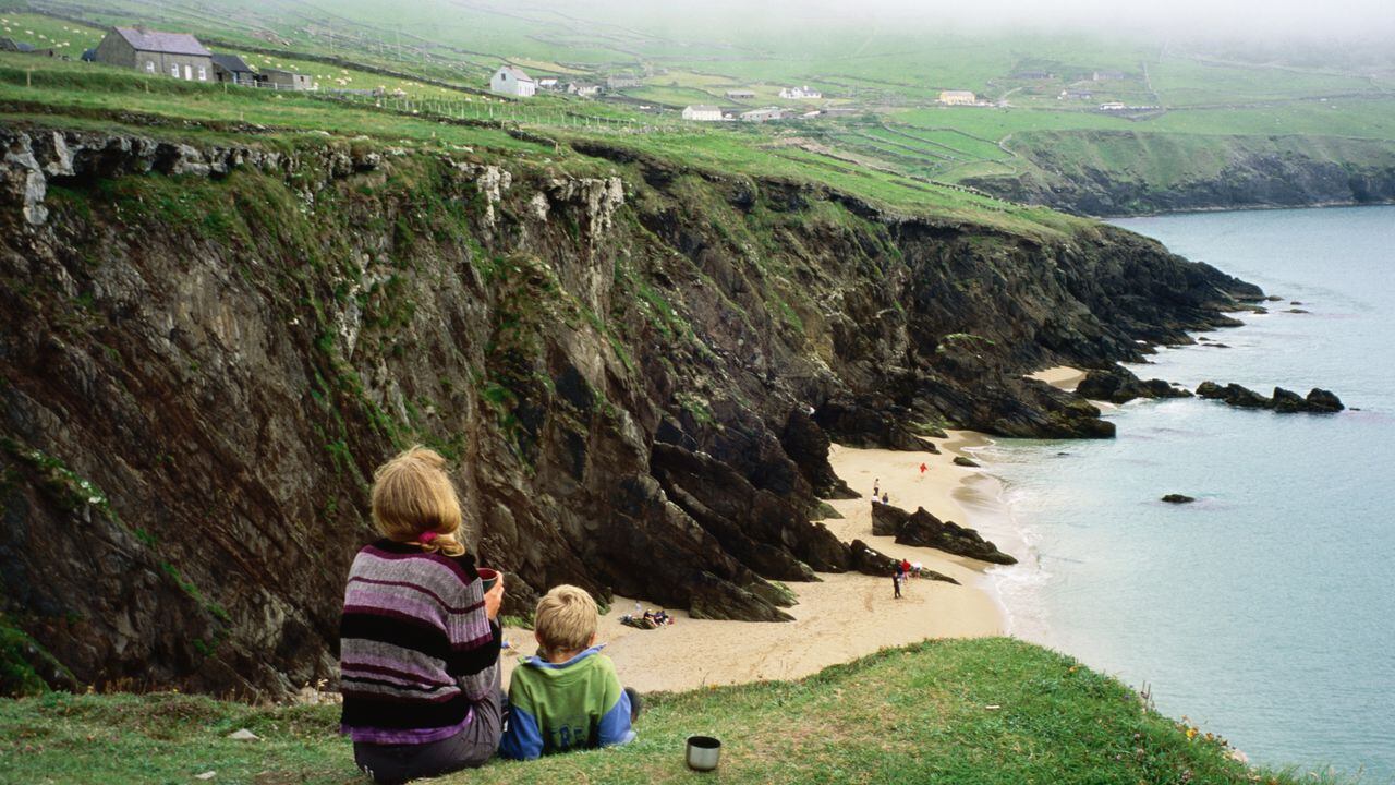 Familia en Irlanda disfrutando de la vista y la tranquilidad.