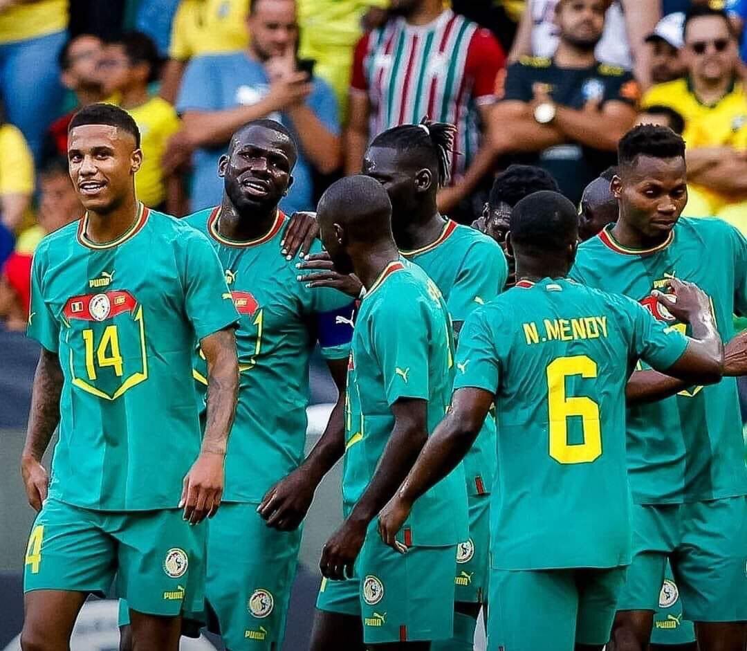 Jugadores de Senegal celebran la victoria ante Brasil