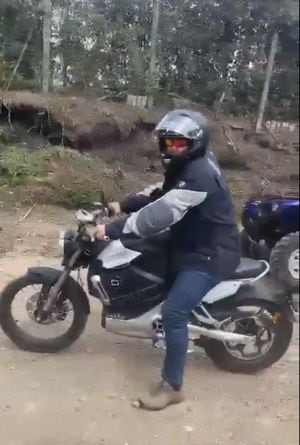 Iván Duque en moto.