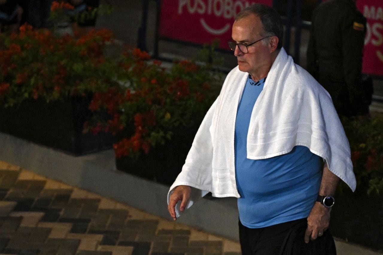 Uruguay's coach Argentine Marcelo Bielsa arrives at their hotel after a training session in Barranquilla, Colombia, on October 11, 2023, on the eve of their 2026 FIFA World Cup Qualifier football match against Colombia. (Photo by Raul ARBOLEDA / AFP)