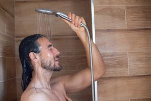 La temperatura del agua con la que se lava el cabello debe ser tibia, no caliente, para no maltratar el pelo.