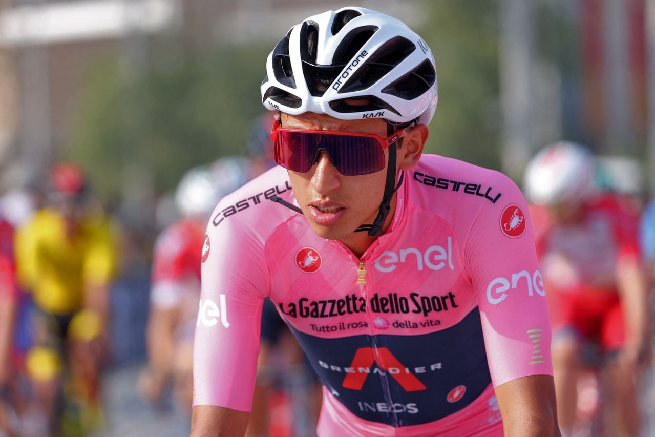 Egan Bernal con la distintiva camiseta rosa del líder del Giro de Italia. Esto en 2021, cuando ganó la competencia.