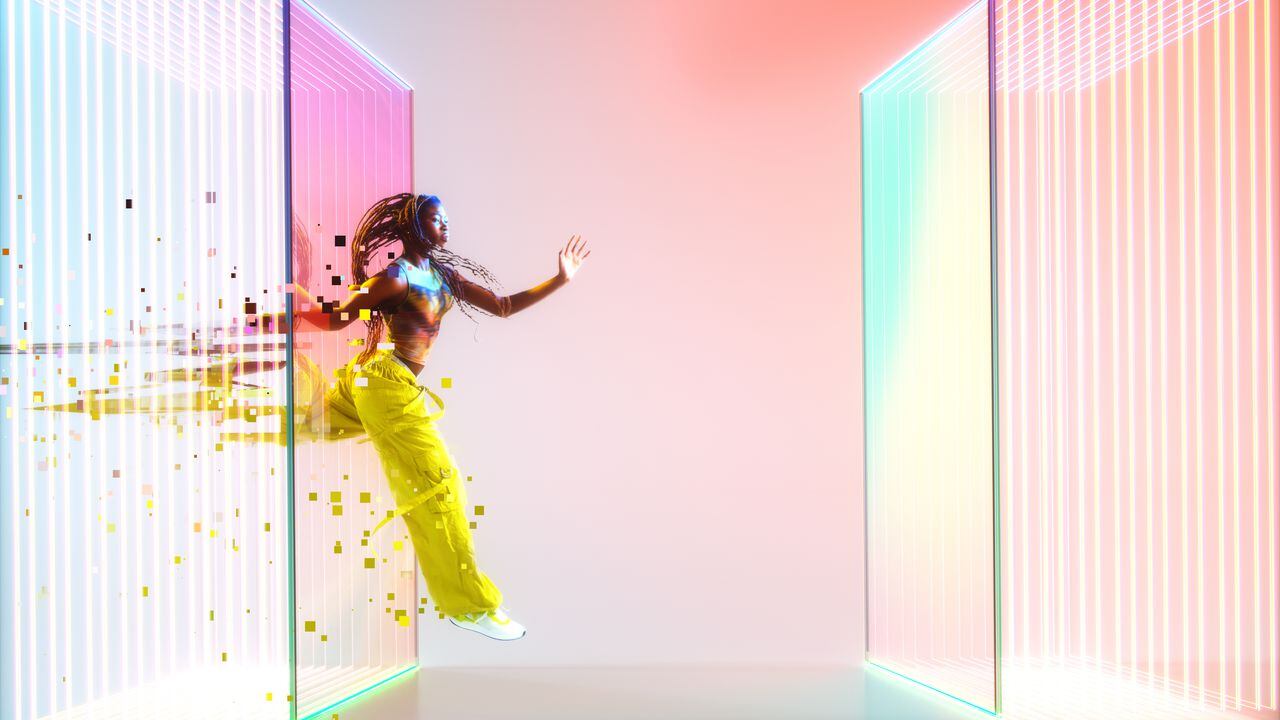 Imagen generada digitalmente de una mujer joven saltando desde la puerta del portal y siendo dispersada en partículas. Concepto de metaverso.