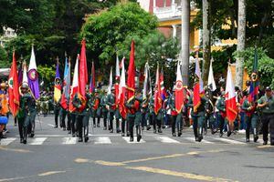 El desfile militar en Cali del Día de la Independencia de Colombia.