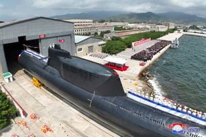 El Gobierno de Corea del Sur ha condenado la exhibición por parte de Corea del Norte de un nuevo "submarino nuclear de ataque", en la medida en que considera que el régimen de Kim Jong Un mantiene sus desafíos armamentísticos