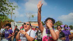 Colectivos feministas interpretando la canción 'Un violador en tu camino', en medio de la marcha del 1.º de mayo en Cartagena.