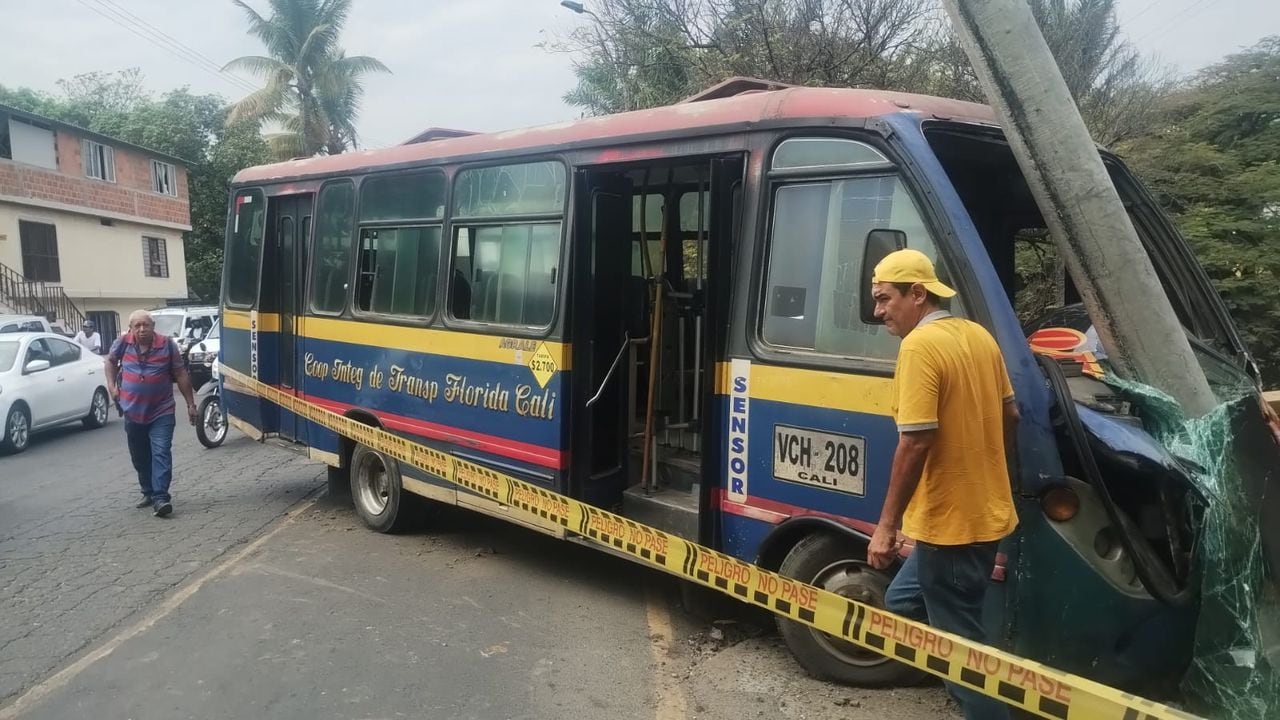 Un bus se estrelló contra un poste en barrio Alfonso López.