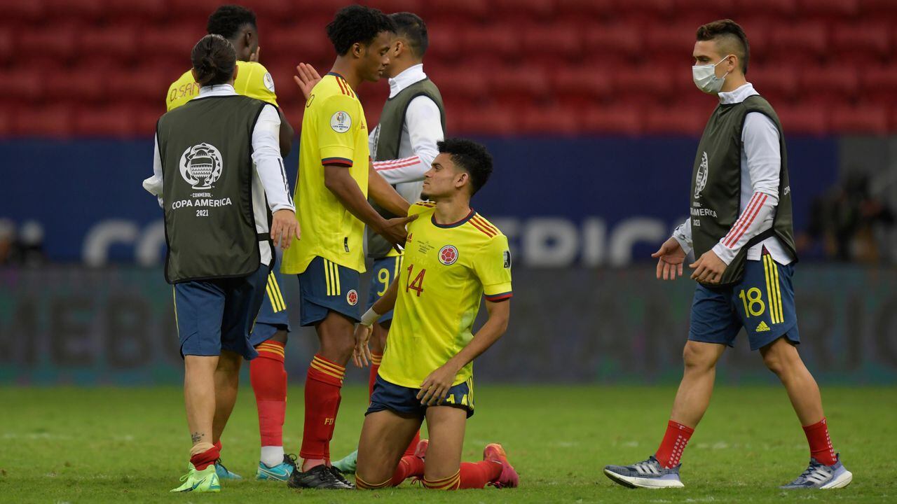Juan Guillermo Cuadrado y Luis Díaz vistiendo, juntos, los colores de la Selección Colombia.