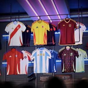 Adidas dio a conocer los nuevos diseños de las camisetas de aquellas selecciones de fútbol que visten esta marca y que participarán a mitad de este año tanto de la Copa América como de la Eurocopa.