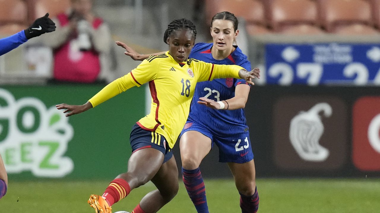 La estadounidense Emily Fox (23) defiende contra la delantera colombiana Linda Caicedo (18) durante la primera mitad de un partido amistoso internacional de fútbol el jueves 26 de octubre de 2023 en Sandy, Utah. (Foto AP/Rick Bowmer)