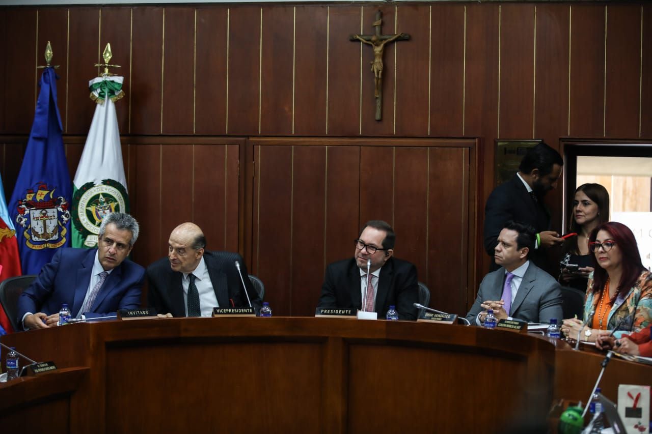 Canciller Álvaro Leyva en debate de control político con el Ministro del Interior Luis Fernando Velasco