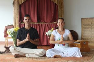 Maharam y Venus  han experimentado los beneficios físicos,  emocionales y espirituales  del yoga.