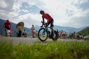 El francés Simon Guglielmi monta durante la decimosexta etapa del Tour de Francia, una contrarreloj individual de 22,5 kilómetros (14 millas) con inicio en Passy y final en Combloux, Francia, el martes 18 de julio de 2023. (Foto AP/Thibault Camús)