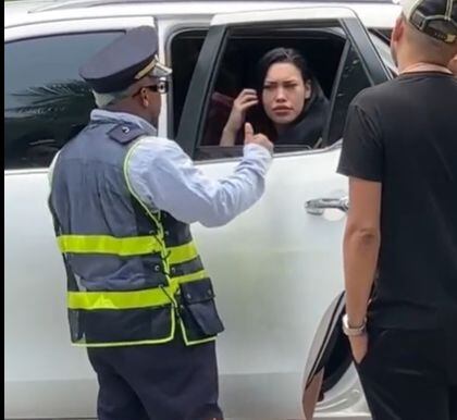 Ana Del Castillo protagonizó una pelea después de que supuesto agente de tránsito la detuviera en Barranquilla.