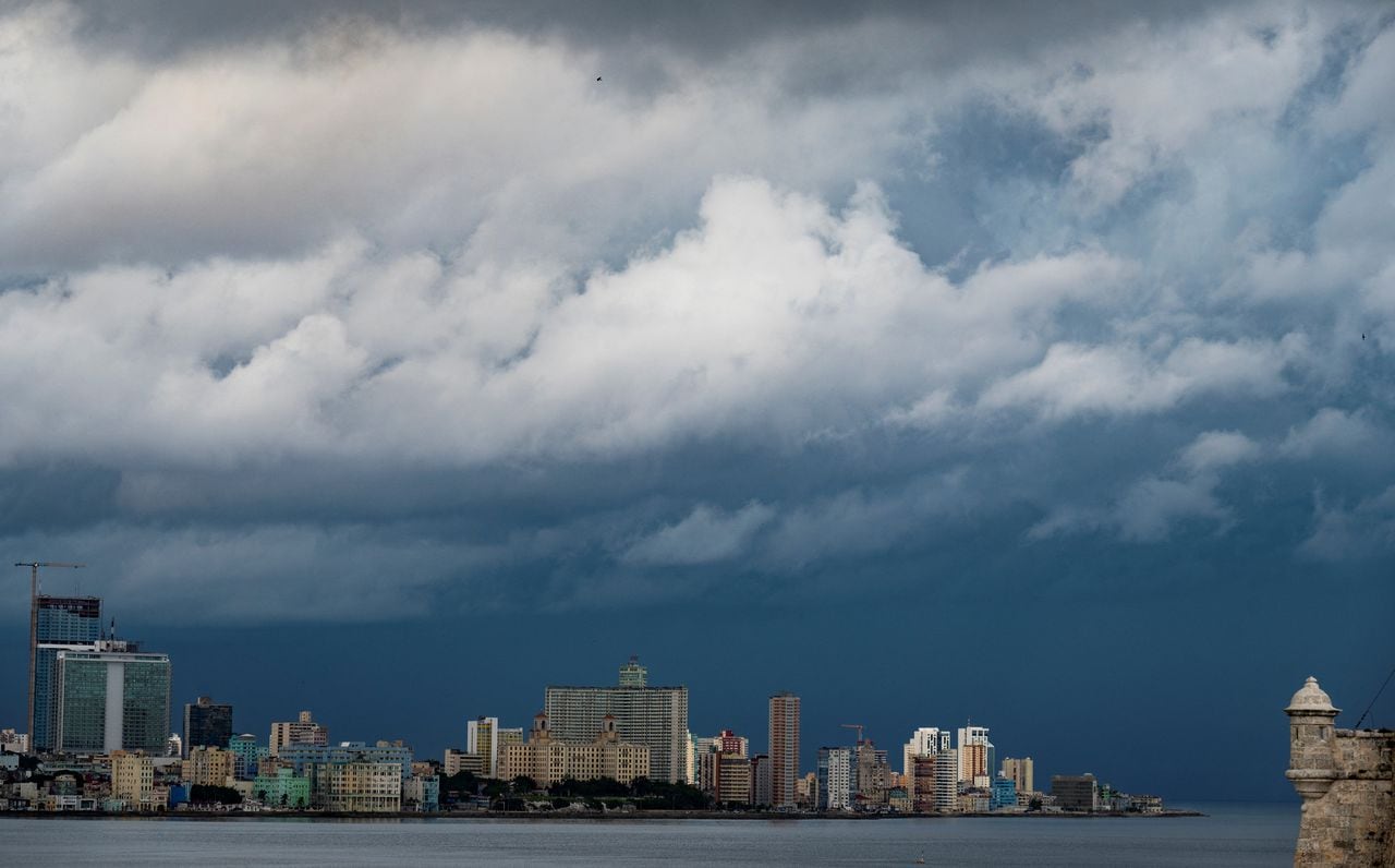 Los meteorólogos predicen que podría convertirse en un gran huracán antes de tocar tierra en Florida esta semana.