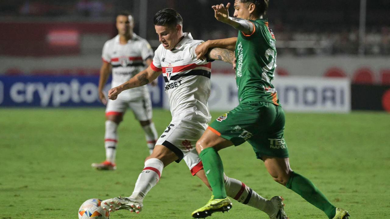 Sao Paulo's Colombian midfielder James Rodriguez (L) and Cobresal's defender Rodrigo Sandoval fight for the ball during the Copa Libertadores group stage first leg football match between Brazil's Sao Paulo and Chile's Cobresal at the Morumbi Stadium in Sao Paulo, Brazil, on April 10, 2024. (Photo by NELSON ALMEIDA / AFP)