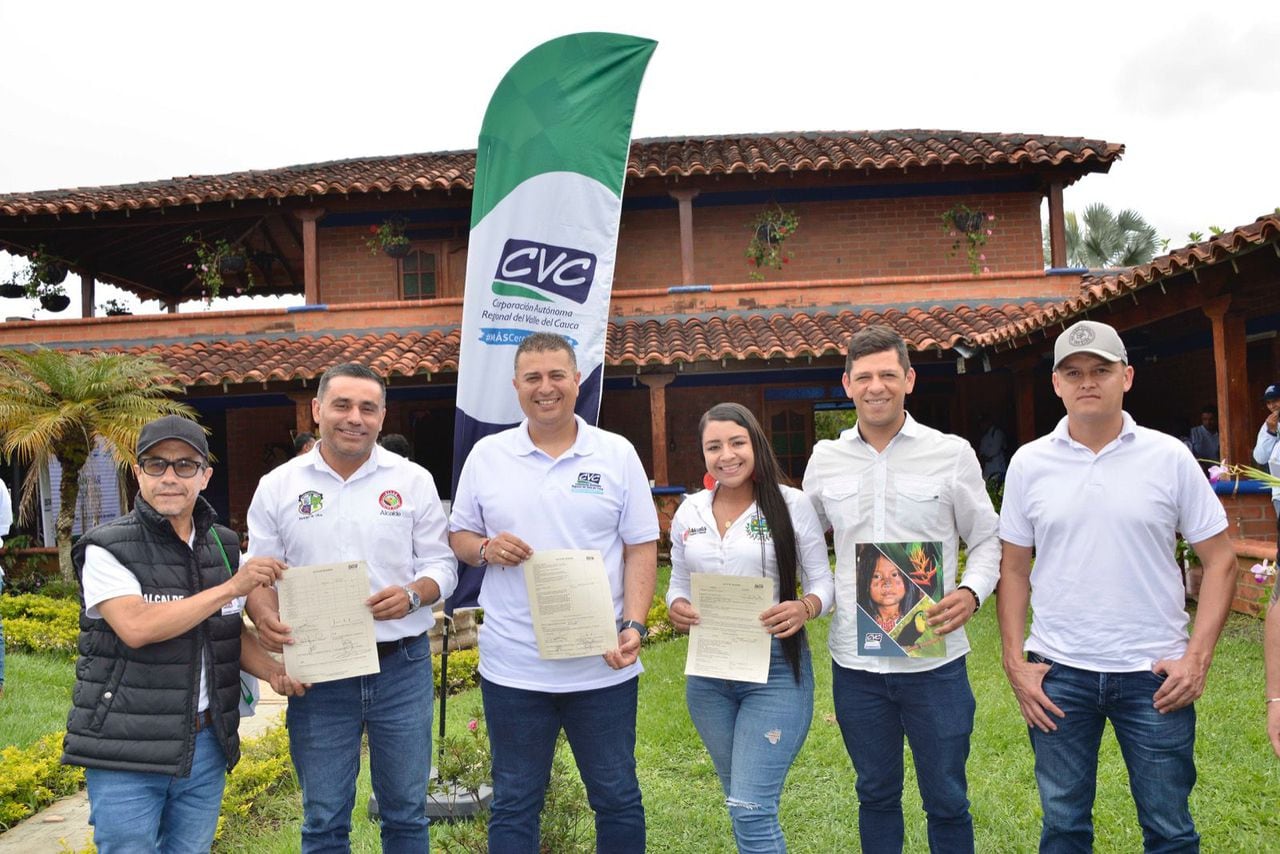 Alcaldes de siete municipios del norte del Valle recibieron ayudas por parte de la CVC para los campesinos de sus zonas rurales. Foto: Cortesía CVC