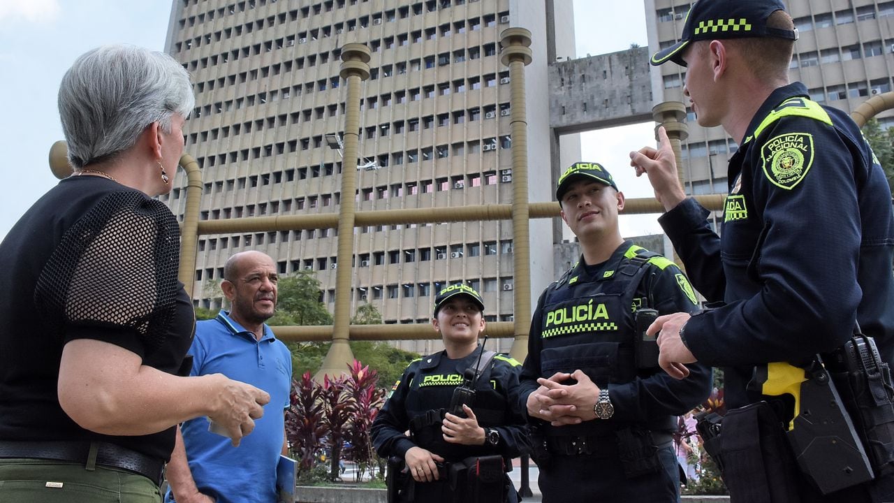 Tras el anuncio del Alcalde Alejandro Eder de que la policía se tome las calles de la ciudad, se puede observar la presencia de la fuerza pública en las calles de la ciudad e interactuando con los caleños.