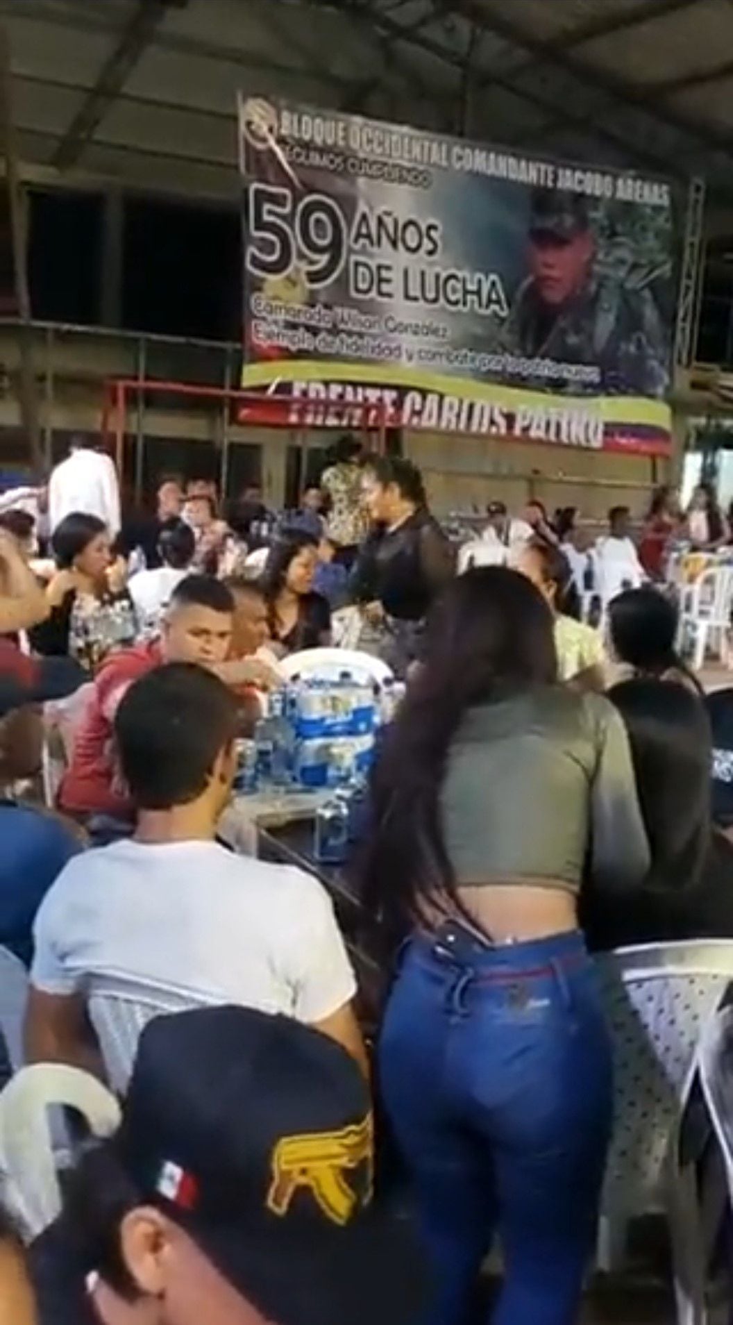 En el video compartido de la fiesta de las disidencias de las Farc frente Carlos Patiño, se observó como una mujer tenía un arma en su cintura.