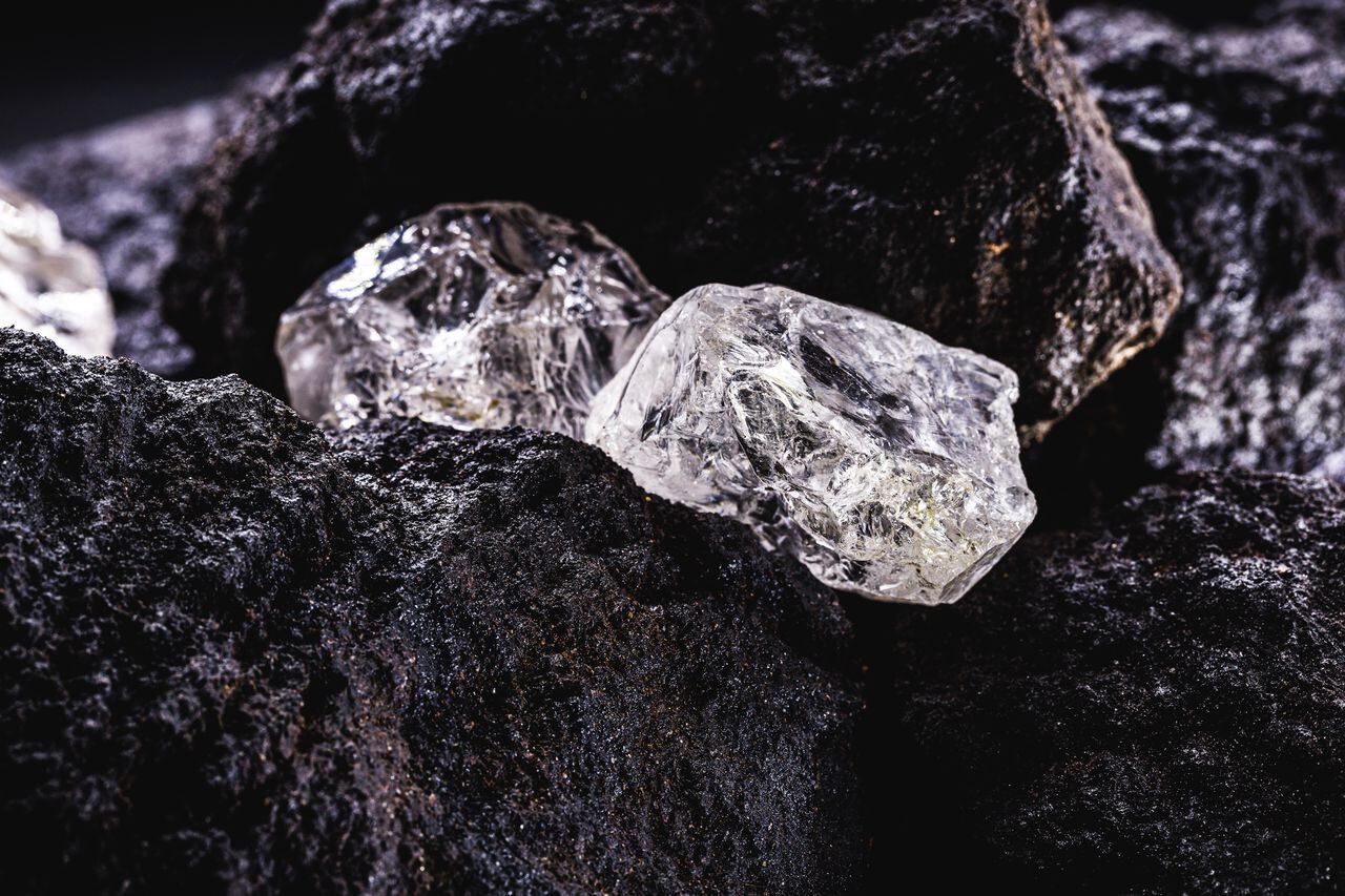 Diamante en bruto, piedra preciosa en minas. Concepto de minería y extracción de minerales raros.