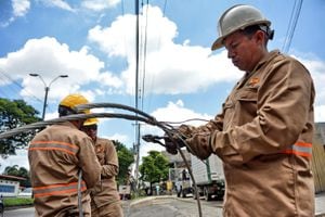 Trabajadores de Emcali y operadores privados trabajan para restablecer el flujo de energía y de telefonía en el norte de la ciudad.