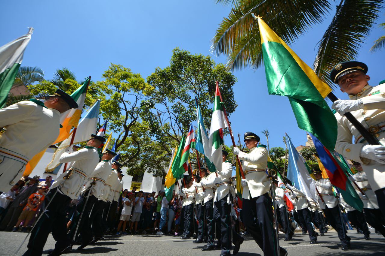 Así fue el desfile militar del 20 de julio en Cali, que recorrió la emblemática Avenida Sexta. Miles de caleños acompañaron el desfile militar.