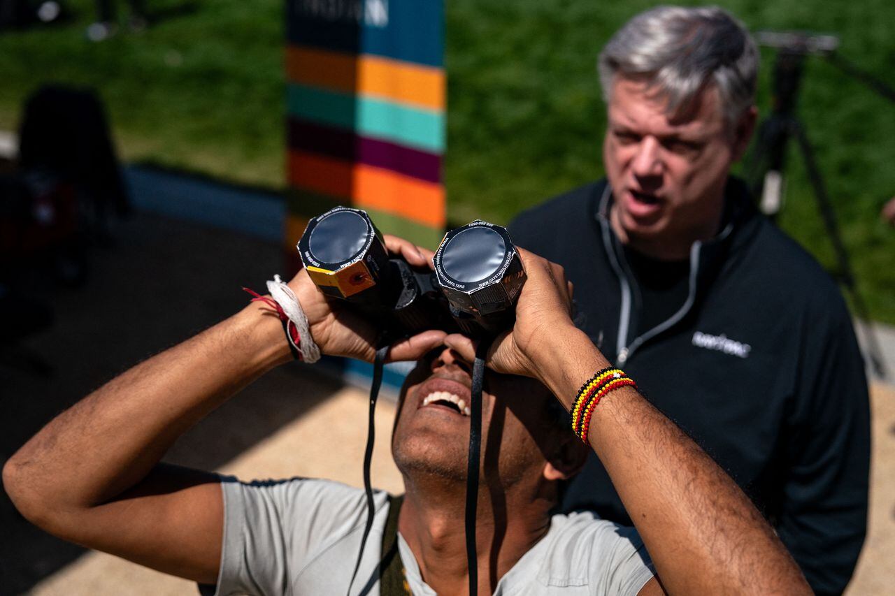 WASHINGTON, DC - APRIL 8: Saurin Nanavati de  New Jersey,  mira para arriba intentando ver algo del eclipse.   Kent Nishimura/Getty Images/AFP (Photo by Kent Nishimura / GETTY IMAGES NORTH AMERICA / Getty Images via AFP)