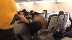 Las imágenes evidencian la angustia que vivieron los pasajeros del avión en medio de una emergencia aérea.