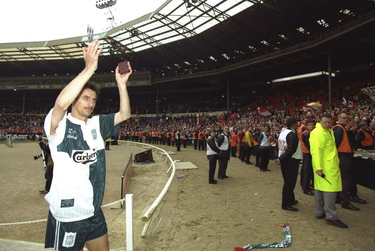 Ian Rush, gloria del Liverpool portó la camiseta original en la temporada 1995/1996.