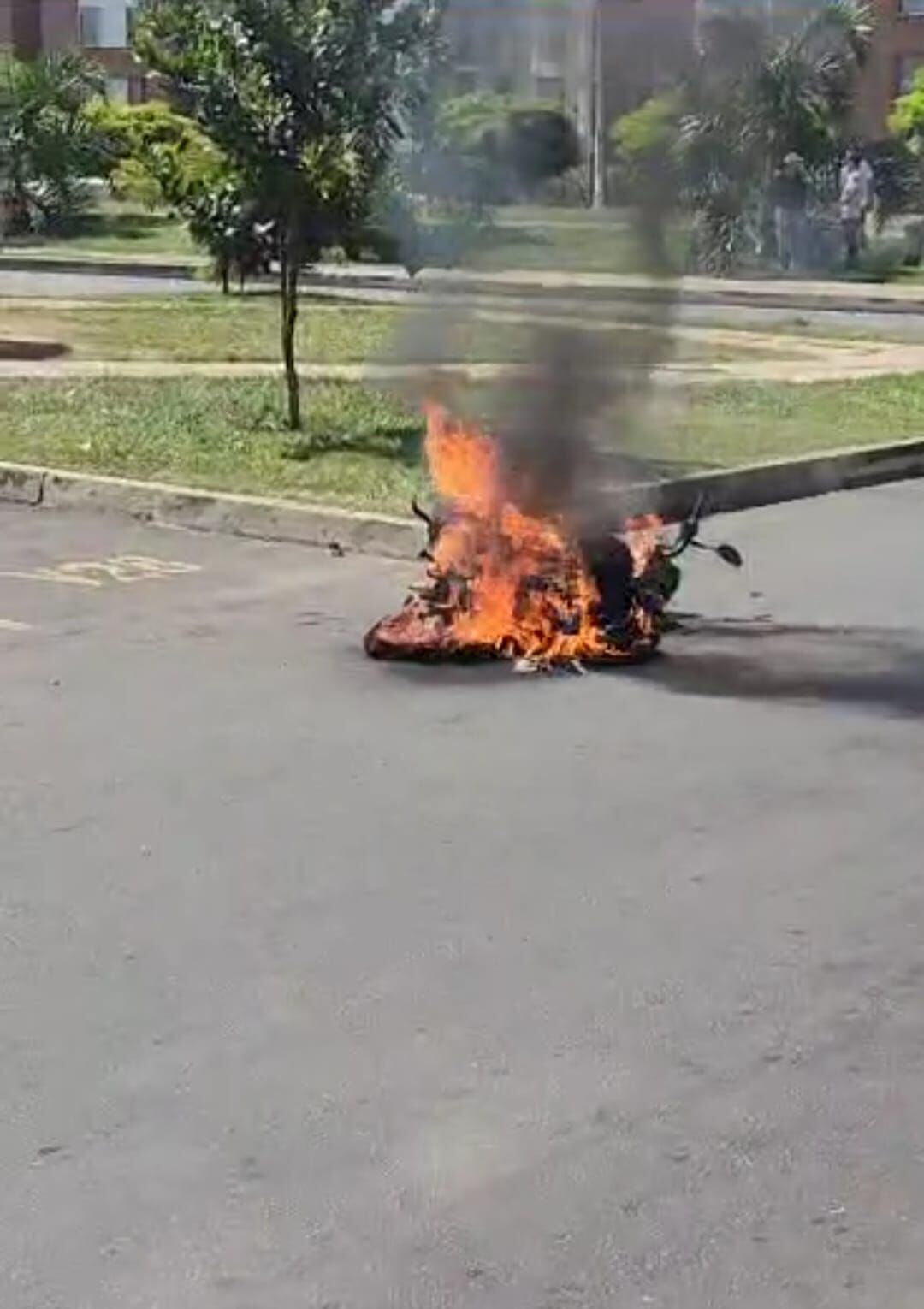 La moto de uno de los ladrones fue incinerada por parte de la comunidad.