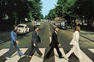 En 1970 empezó el largo proceso de desintegración de The Beatles, la banda que definió toda una época. La esperanza de una reunión acabó en 1980 cuando un fanático asesinó a  John Lennon.
