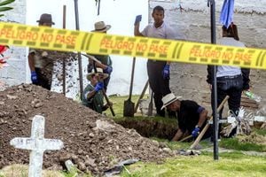 Antropólogos y funcionarios de la Unidad de Investigación y Acusación, UIA, de la Jurisdicción Especial para la Paz, JEP, se encargaron de hacer las exhumaciones.