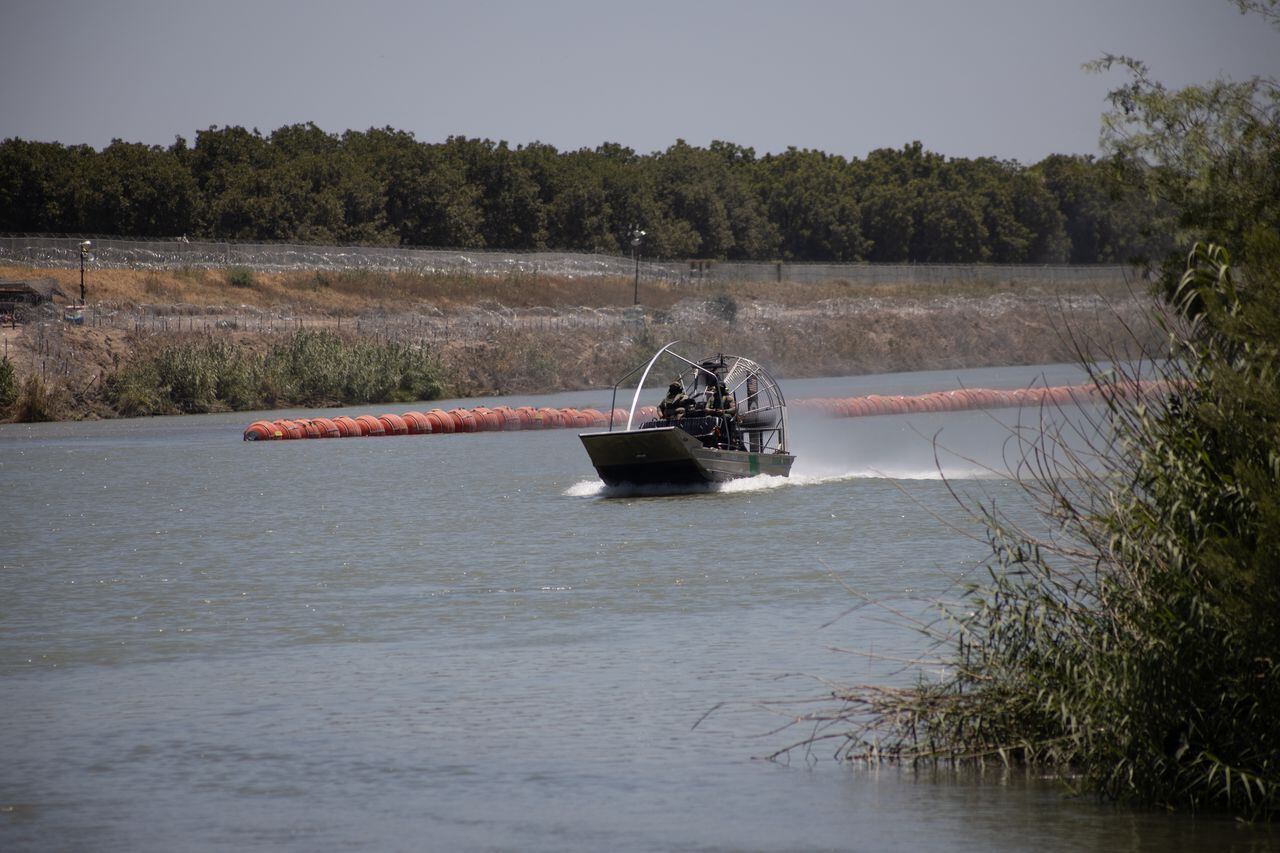 El gobernador de Texas instaló una barrera con boyas flotantes para impedir el cruce de migrantes, cerca En esta instalación fue encontrado el cuerpo de dos migrantes hondureños que se ahogaron.