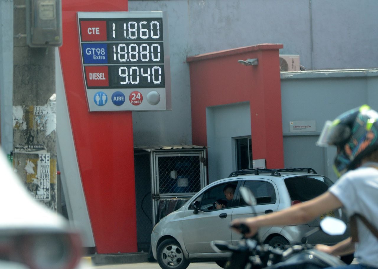 Activo: Cali. Las estaciones de combustible amanecieron con el mayor incremento en el precio del galón de gasolina ($ 600) en lo que va del gobierno del presidente Gustavo Petro. En los últimos  8 meses la gasolina se ha incrementado en $ 2600, aproximadamente, siendo este último de $ 600 el más alto.