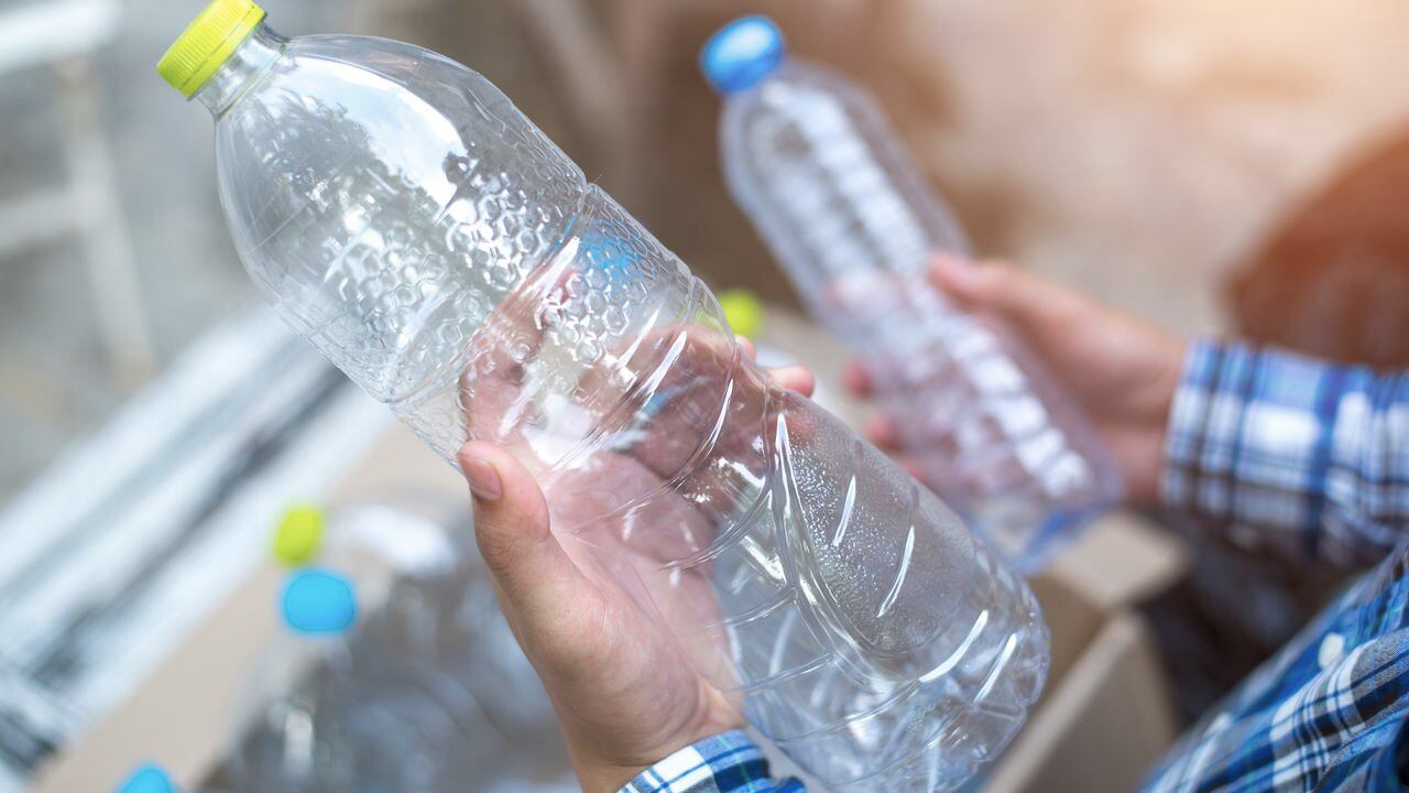 Adoptar ciertas prácticas de limpieza ayudará a evitar que las bacterias se acumulen en estas botellas.